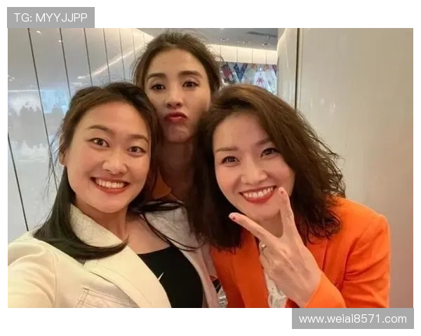 亚洲明星与足球明星同框合影展现跨界魅力与友谊的精彩瞬间